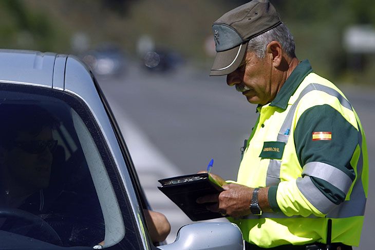 guardia-civil-trafico-multando